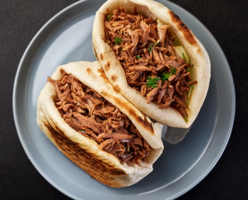 Een bord met twee broodjes zelfgemaakte shoarma